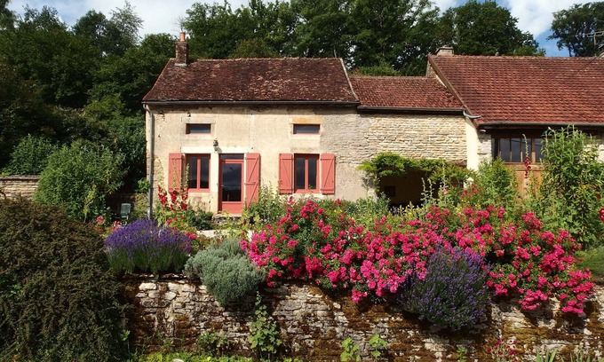 Sainte-Colombe-en-Auxois Cottage | Authentic gîte with superb views of the hills