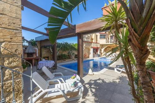 Xewkija Villa | Authentic Gozitan House sleeping up to 21!