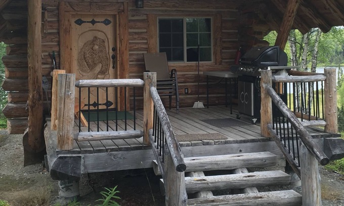 Ridgeway House | Authentic log cabin on Loon Lake, Privacy only 2 miles to downtown Soldotna.