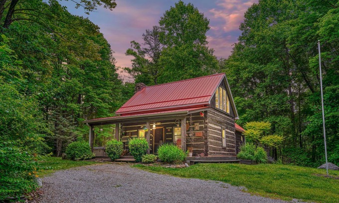 Laurelville Cabin | Authentic log cabin in a park-like setting. Just minutes from Rock House!