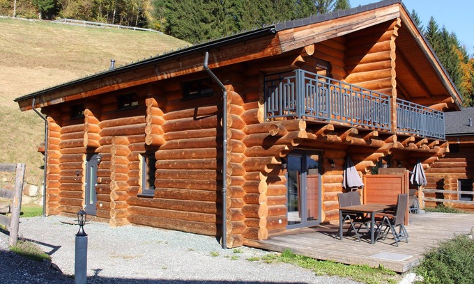 Jenig Ski Chalet | Authentic log house near top ski resort
