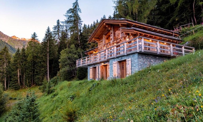 Riddes Ski Chalet | Authentic Swiss Spa Chalet Nesoya Jacuzzi Sauna