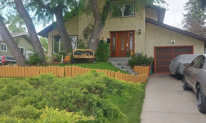 Canyon Meadows House | Available for STAMPEDE! Custom Solar House,Park,Hot Tub, Pool table, Fire Pit,
