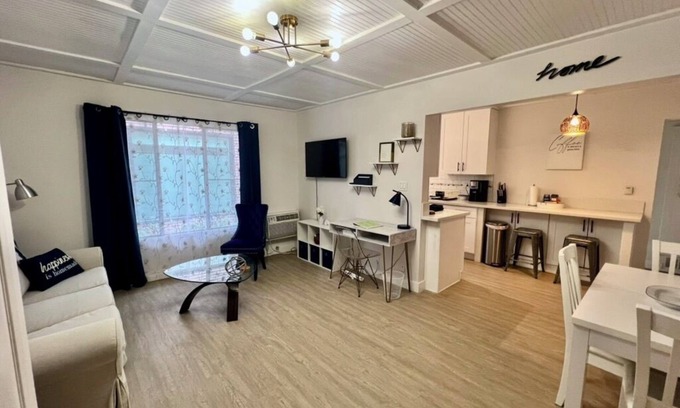 Beverly Grove Apartment | Available June 13th Weho 1+1 - Walk to Cedars-Sinai and Melrose Place