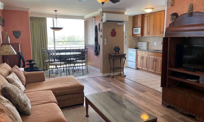 Diamond Head - Kapahulu - St. Louis Apartment | Available Oct 1st Near Beach, Great Views, Pool, Splitpac AC, Parking, Fast Wifi