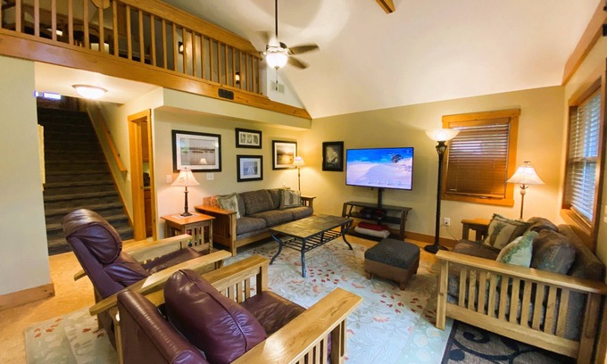 Lansing House | Avalon Guest Lodge 3102 Entire House. Sleeps 9