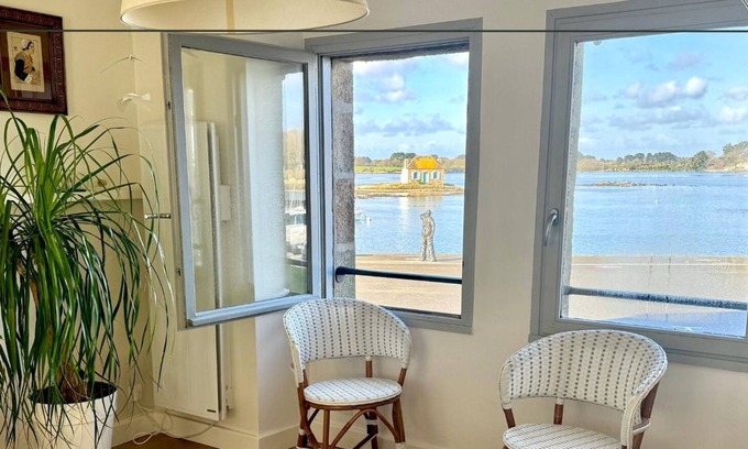 Belz House | Avel Mor. Staggering view of the little house of Saint-Cado on the Étel estuary.