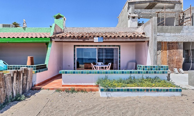 Santa Ana House | Aventura: Mirador beachfront condo, close to bars, restaurants, & Malecon