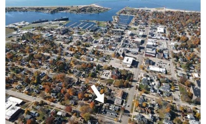 Ludington Apartment | Avenue Flats #2 - Walk to shops and restaurants - Hosted by Simple Lyfe Stays