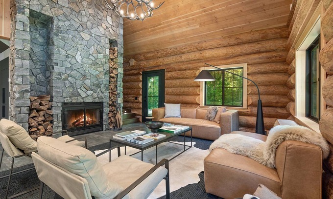 Deming House | Avlägsen Chalet: Modern Scandinavian Retreat w/Hot Tub near Mt. Baker Ski Area