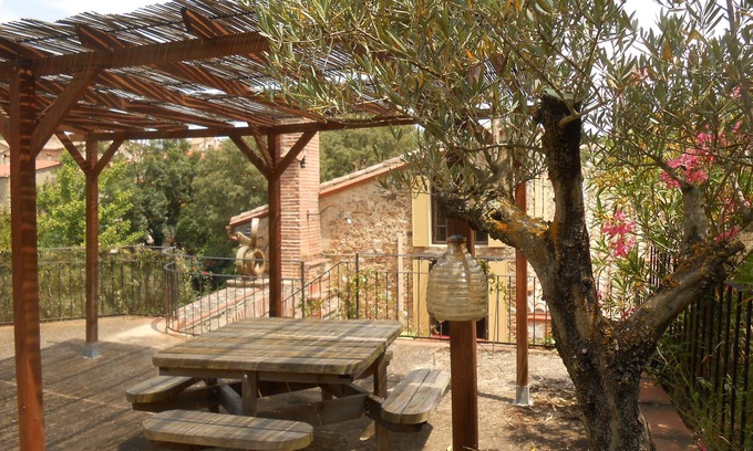 Vives Apartment | Award-winning Character Holiday Apartment in a Catalan Farmhouse ("Albéniz")