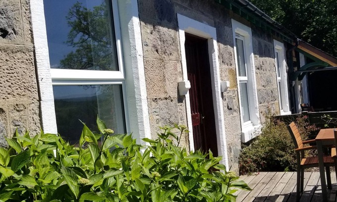 Dalmally Cottage | AWE VIEW RAILWAY COTTAGE, pet friendly, with open fire in Lochawe