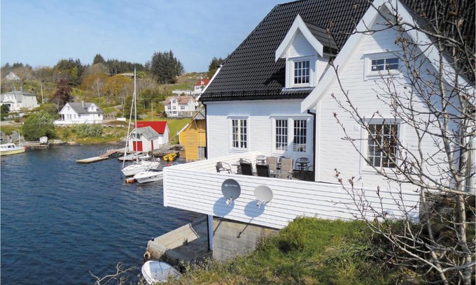Sund Apartment | Awesome Apartment In Steinsland