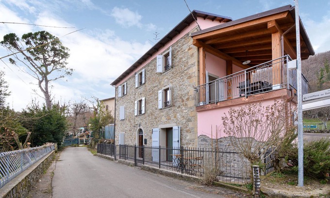 Burzanella House | Awesome home in Burzanella with kitchen