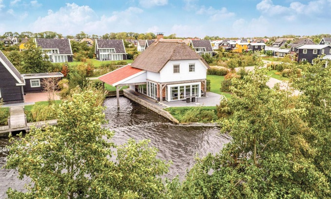 Zuideinde House | Awesome home in Giethoorn with WiFi