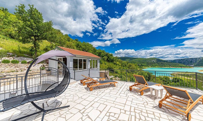 Prolozac House | Awesome home in Ricice with sauna