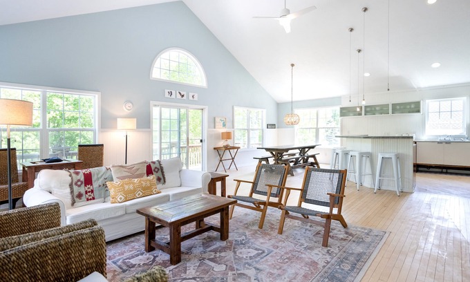 Silver Lake House | AWESOME HOME & LOCATION - GREAT FOR GROUPS OF ALL SIZES - NEW PHOTOS COMING!
