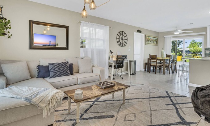 Port Charlotte House | Awesome waterview home w/purple beds