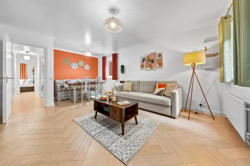 Syon Apartment | Azalea Apartment Home comforts by the river