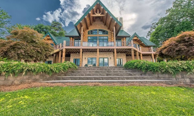 Lake Norman of Catawba Cabin | Azalea Retreat- The Lodge by AvantStay | Best View