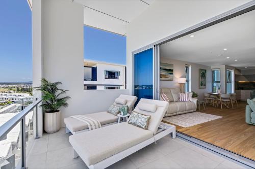Bokarina Apartment | Azzure Bokarina Penthouse- Brand New- Ocean View- Resort Style Pool- Steam Room