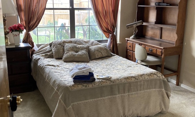 Wichita Falls House | B: 2 BDRM 1 BAw/firepit Sleeps 4 Suite B