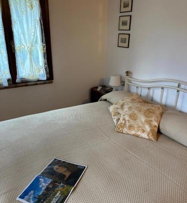 Urbino Apartment | B&B castelboccione stanza gialla condivisa