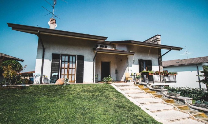 Castelnuovo del Garda Villa | B&B Vicino Gardaland, Caneva, Movieland con Giardino!
