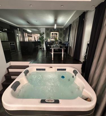Vilnius Apartment | B&M Jacuzzi & Party time