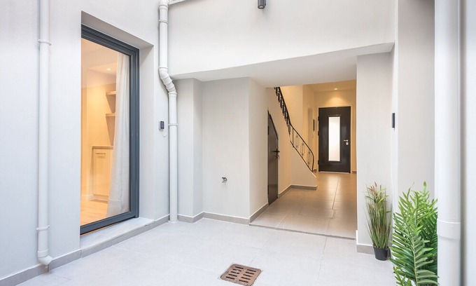 Attiki Apartment | B2: The "Asprogeraka" by SPACEERS