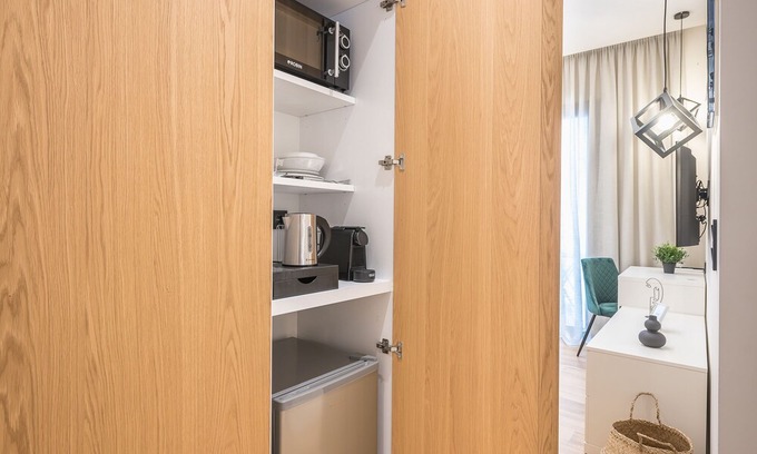 Attiki Apartment | B3: The "Asprogeraka" by SPACEERS
