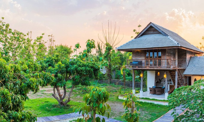Hang Dong House | Baanchandra Old Barn House .