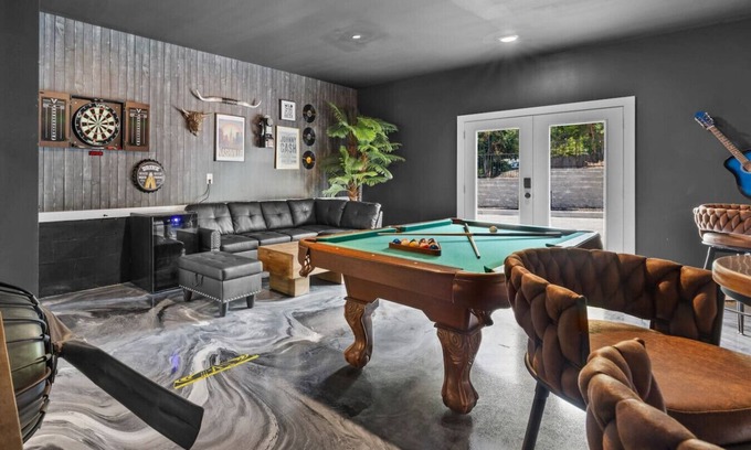 Talbot's Corner Apartment | Bachelor’s Dream Pad - 4BR w/Game Room & Rooftop!