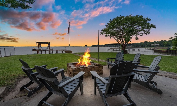 Kemp Cottage | Back to school getaway @ Cedar Creek Lake! Hot tub, kayak, SUP, firepit, fishing