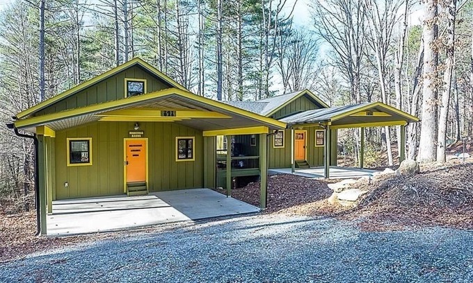 Horse Shoe House | Backwoods Retreat