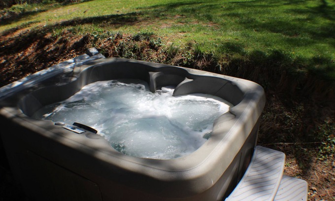 Cascade Cabin | Backyard Studio with Hot Tub