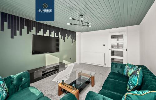 Dundee House | Baffin Townhouse - 3 bedrooms with 4 beds, Newly Refurbished, Fully Equipped, Free Parking, Amazing Views - Long Stays Available, INVOICE and REDUCED PRICE only via SUNRISE SHORT LETS Dundee