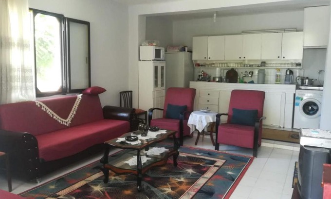 Aliaga Apartment | Bahçeli deniz kenarında daire