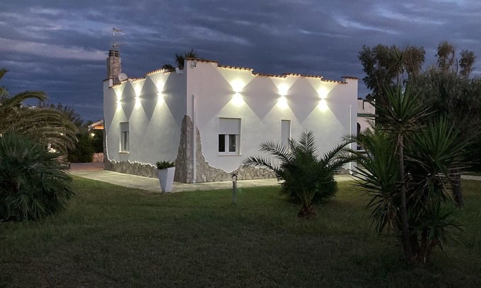 Termoli Villa | Baia dell'Alba - Superb beachfront hacienda in a green setting