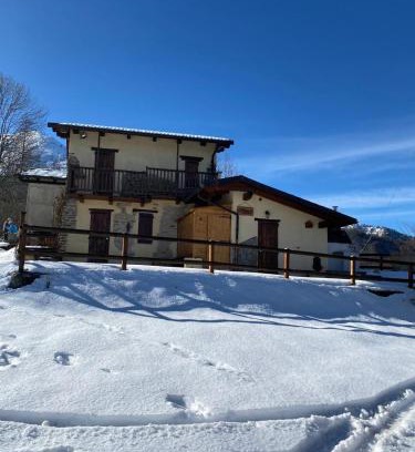 Frassino Ski Chalet | BAITA D PINOT Nature, Trekking and Rustic Comfort