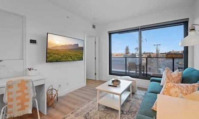 Bridgeland Apartment | "Baja Blast" 2BR |Mins to Stampede | Rooftop Patio
