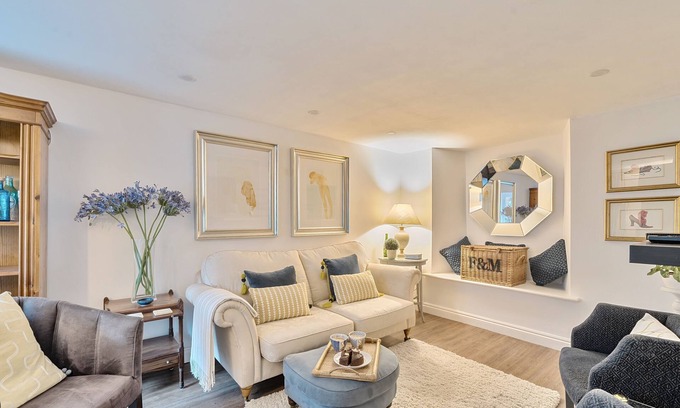 Shaftesbury Cottage | Bakers Cottage - that sleeps 3 guests in 2 bedrooms
