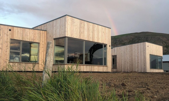 Grenivik House | Bakkabud - modern house with panorama directly by the sea