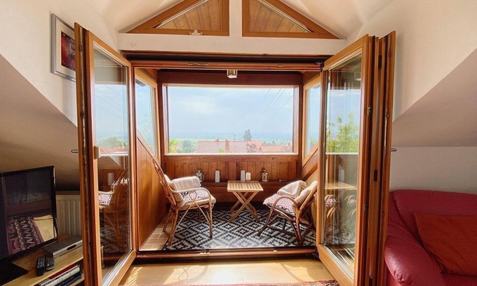 Neustadt-Haardt Apartment | Balcony of the Palatinate - apartment, shower and bath, toilet, 1 bedroom