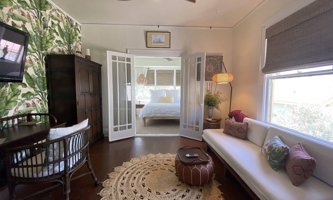 Galveston Bed & Breakfast | Balinese Room @ The AveO! Full Hot Breakfast! 4 Block to Beach! GVR04326