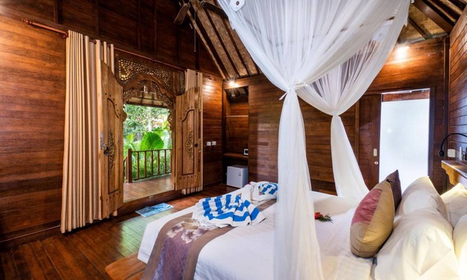 Mushroom Bay Cottage | Balinese Wooden Room in Nusa Lembongan, Minutes to Beach