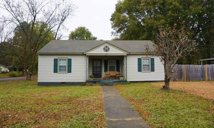 Sardis Cottage | Ball game availability! Sardis lake minutes a way, Safe , Clean, Comfortable