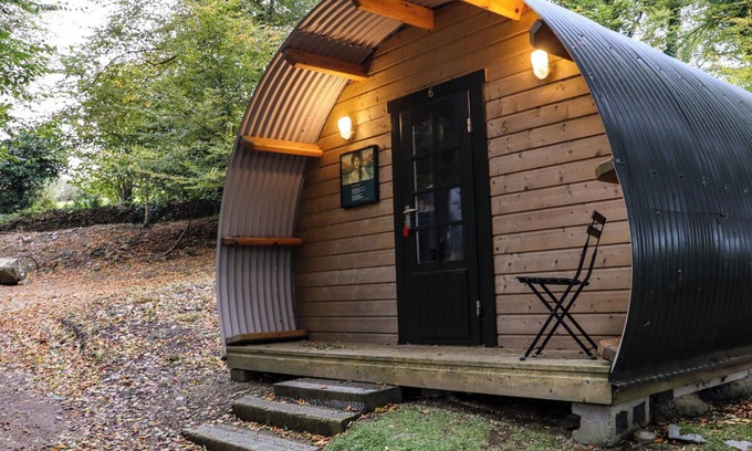 Barranisky Cottage | BALLYBEG POD 5, romantic, with hot tub in Tinahely, County Wicklow