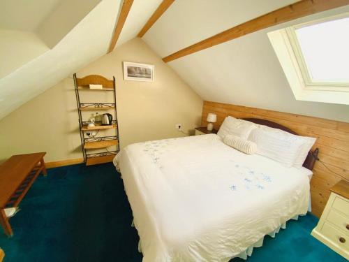 Liscannor Bed & Breakfast | BallyV House: Private King Room with en-suite bathroom, breakfast, near Cliffs of Moher