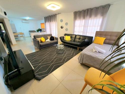 Eilat Apartment | Barak Royal suites 20 Garden jacuzzi - ג'קוזי בחצר